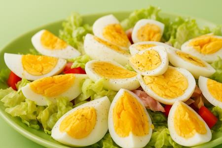 Warum müssen wir jedem Salat ein Ei hinzufügen?